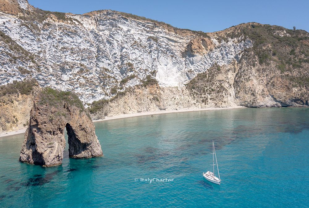Ponza in barca: arco naturale