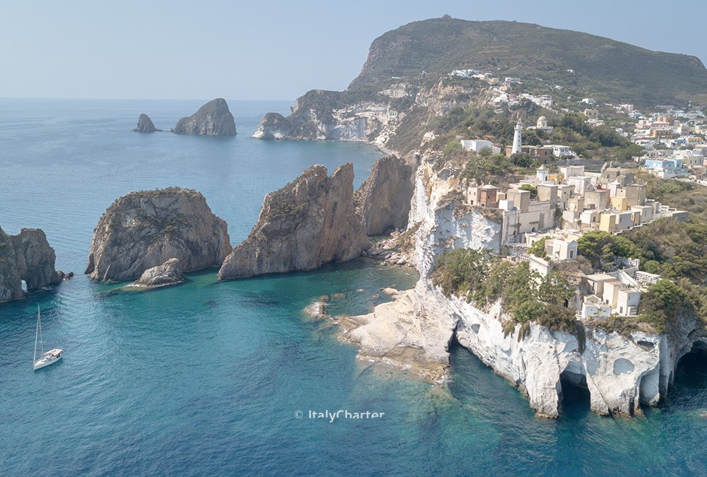 Ponza in barca: faraglioni della Madonna