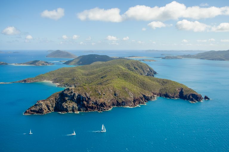 Barche a vela a nord dell'isola di Great Camanoe e vista su North Bay Cove, BVI